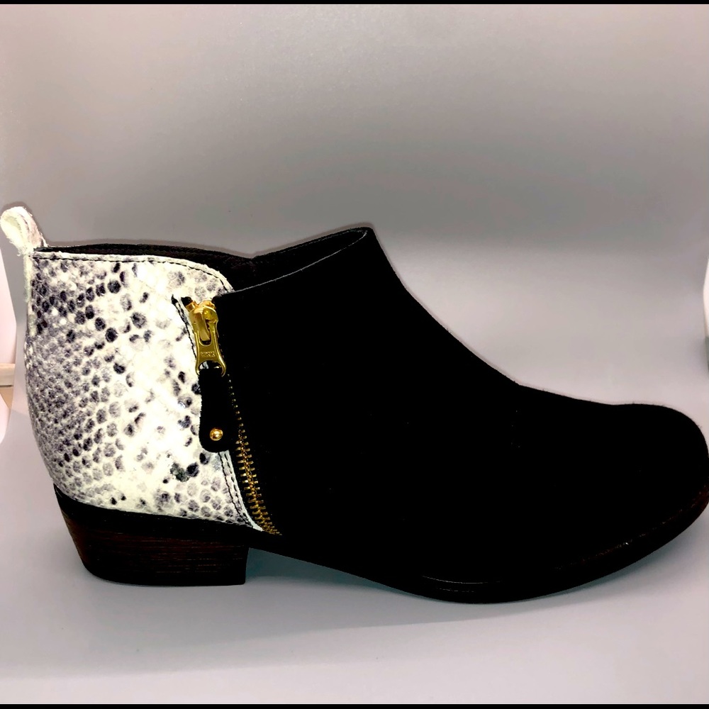 Eric Michael*Womens Shoes*Color Black, Ankle Grey Snack*Size: 9.5* Suede Booties